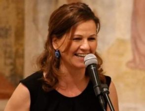 “LA POESIA ABBRACCIA IL MONDO” DI AGATA DE NUCCIO